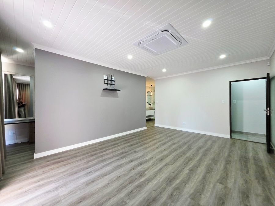 5 Bedroom Property for Sale in Langenhovenpark Free State